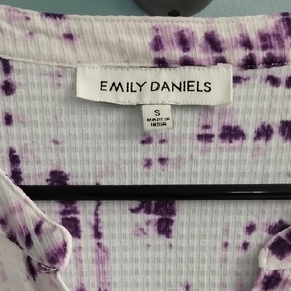 ⭐ Emily Daniels Purple and White Blouse Size Small - Picture 2 of 5